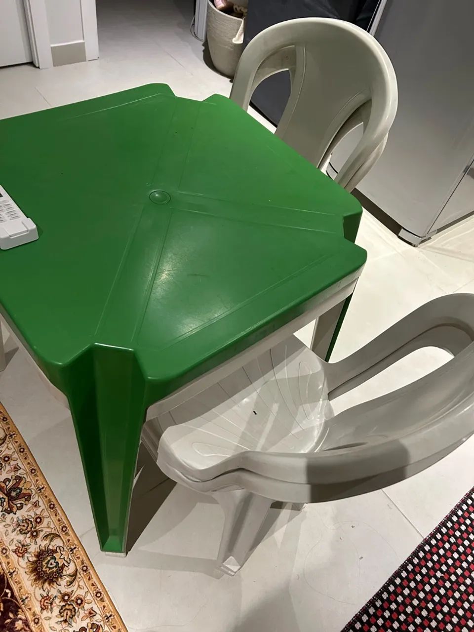 Vendo jogo de mesa e 4 cadeiras  - Foto 2