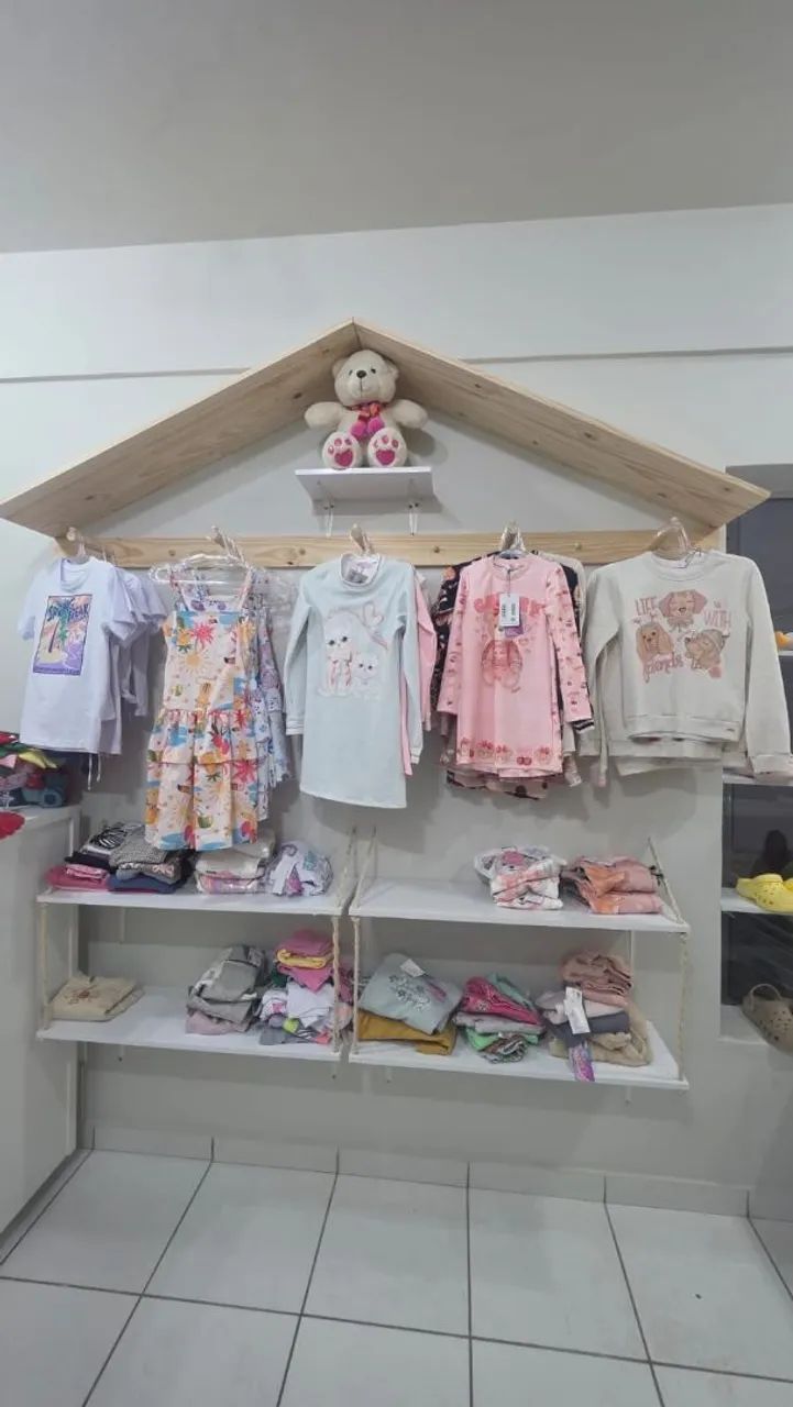 2 Prateleiras e Cabideiro loja roupa formato casinha Extra - Foto 3