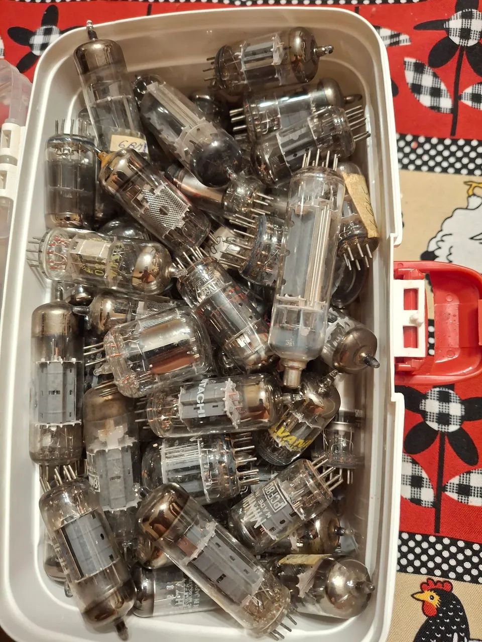 LOTE COM 90 VÁLVULAS DIVERSAS DE TVS ANTIGAS  - Foto 2