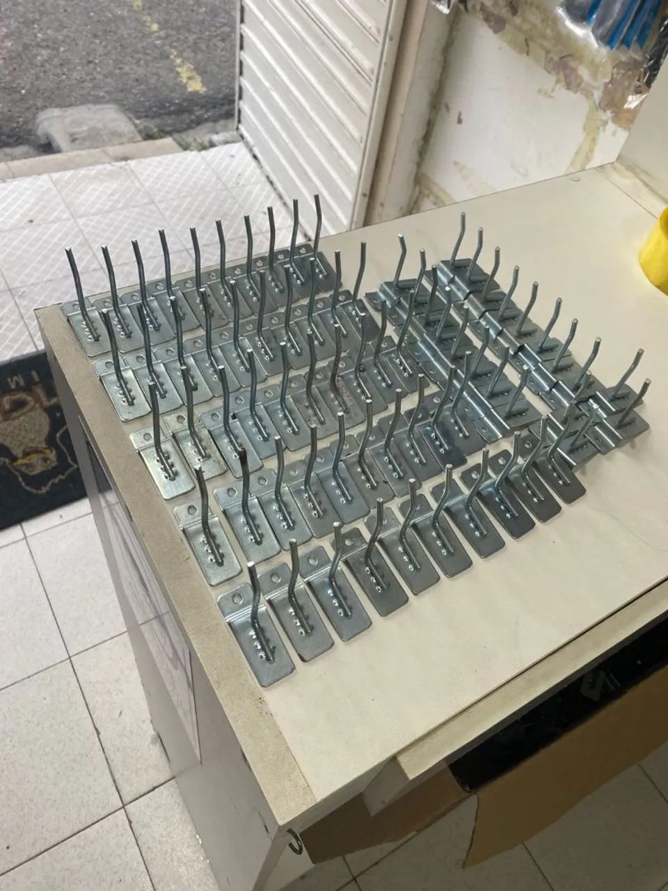 Kit com 70 ganchos de 5cm para painel canaletado - Foto 2