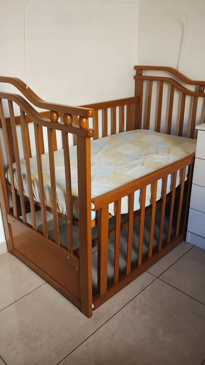 Berço de madeira maciça super conservado  - Foto 4