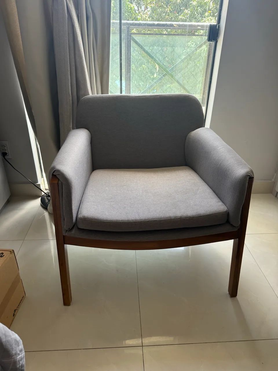Poltrona cinza com tecido de linho cinza pouco usada  - Foto 4