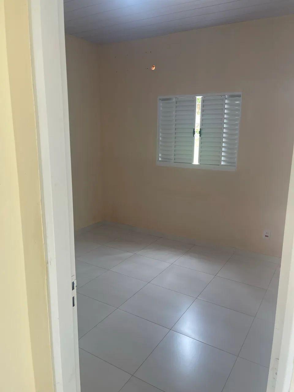 Alugo casa simples 