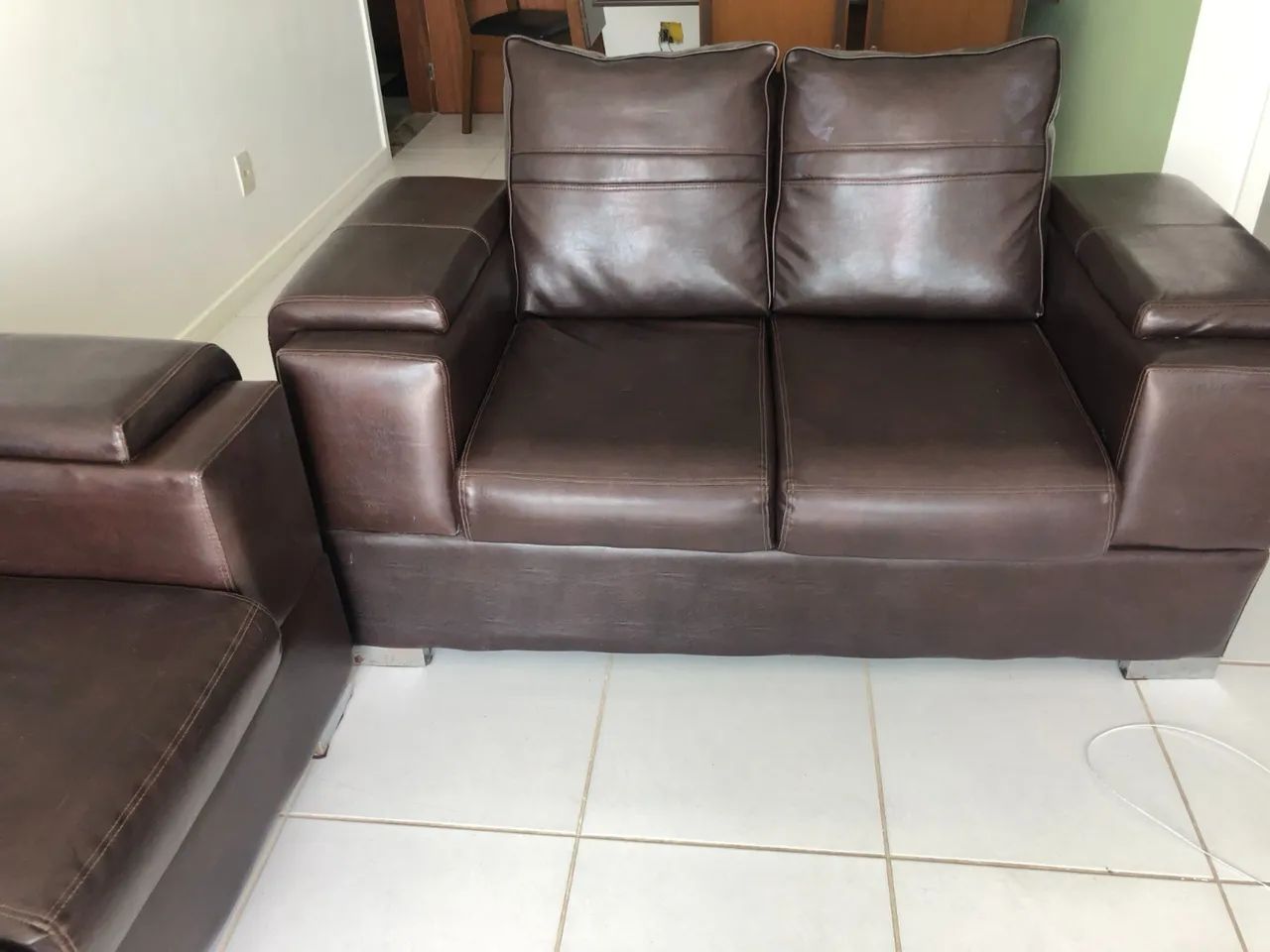 Conjunto Sofá 3 e 2 Lugares Corino PU - Marrom semi Novo - Foto 3
