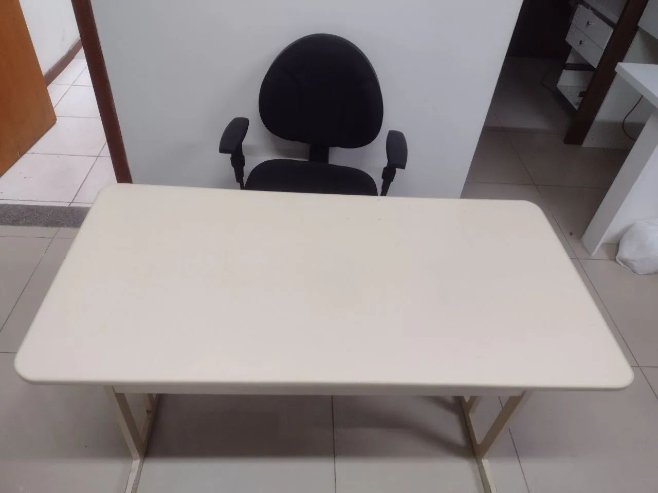 Mesa e cadeira de escritório 