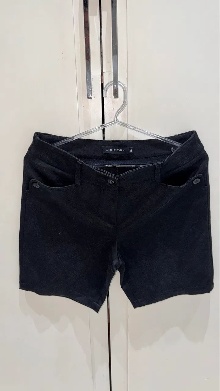 Shorts Gregory preto tamanho 38. Acetinado.  