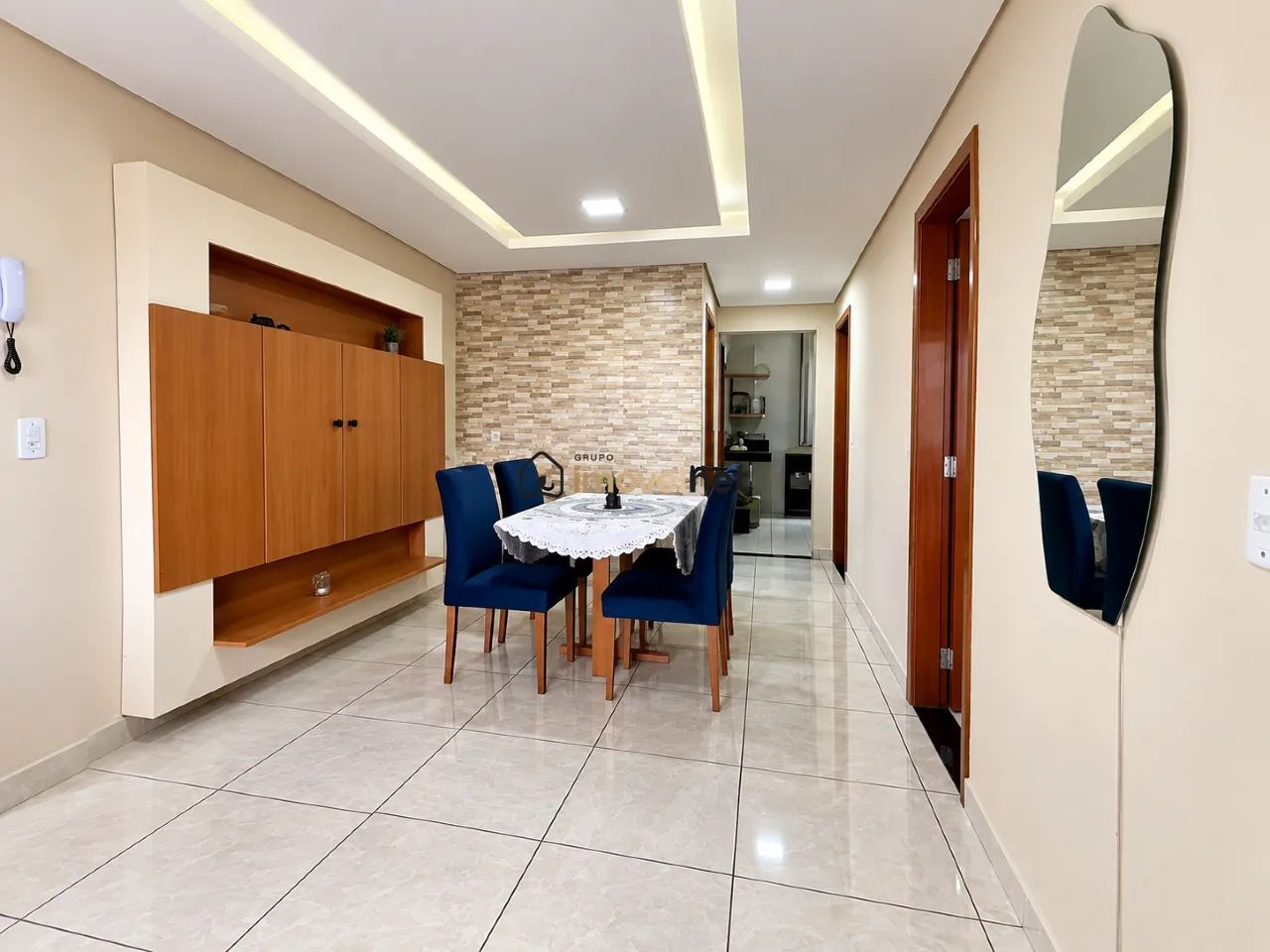 Casa para Aluguel com Varanda e Vagas de Garagem