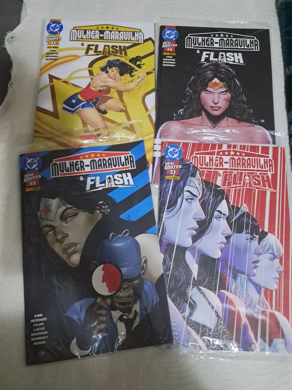Mulher maravilha e flash 1 ao 4 (1 usado)