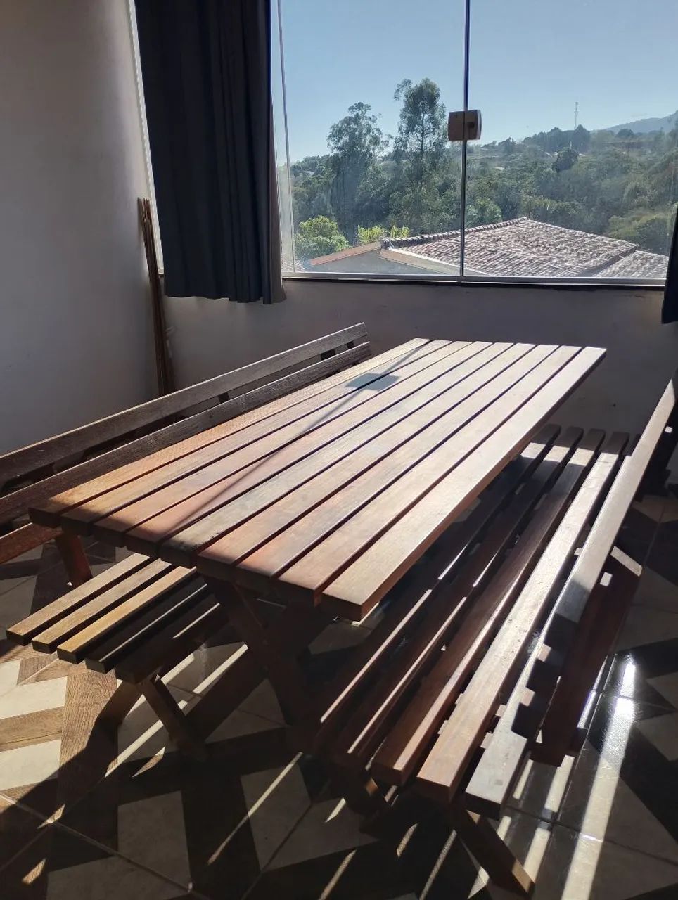 Mesa de jantar em madeira macissa 