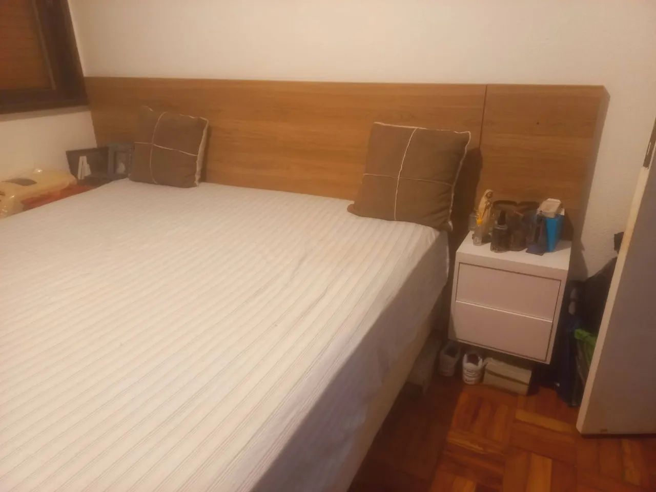 Cama king com colchão e duas cabeceiras