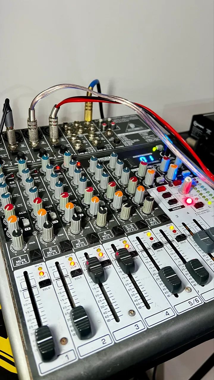Mesa de Som Behringer 1204 Xenyx USB - Foto 3