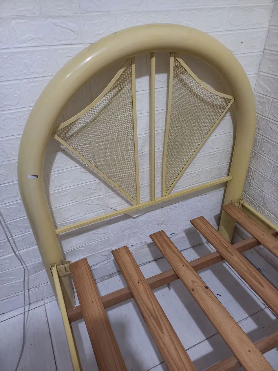 Cama de ferro solteiro na cor bege  - Foto 2