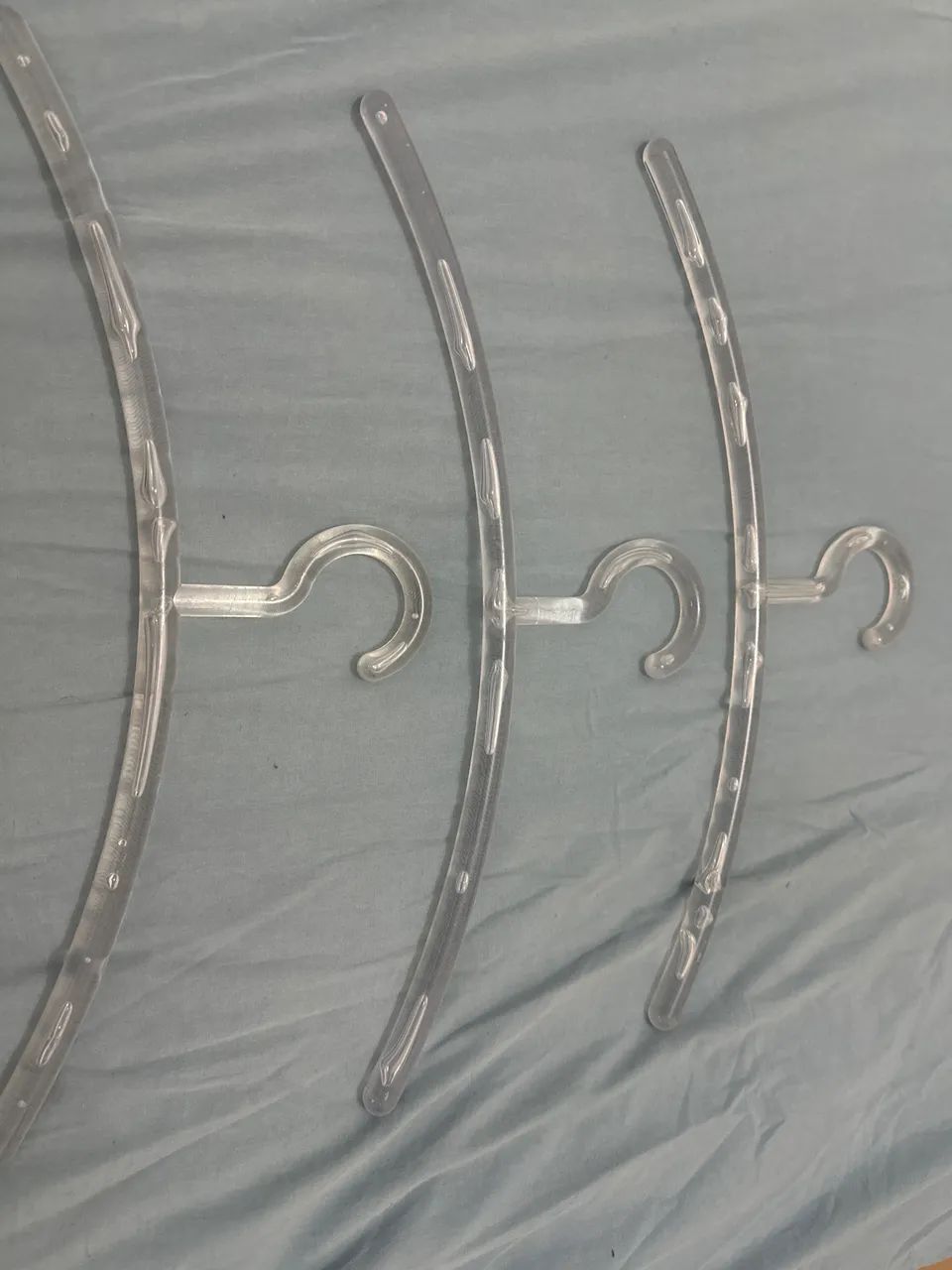 3 cabides em acricílo resistentes 