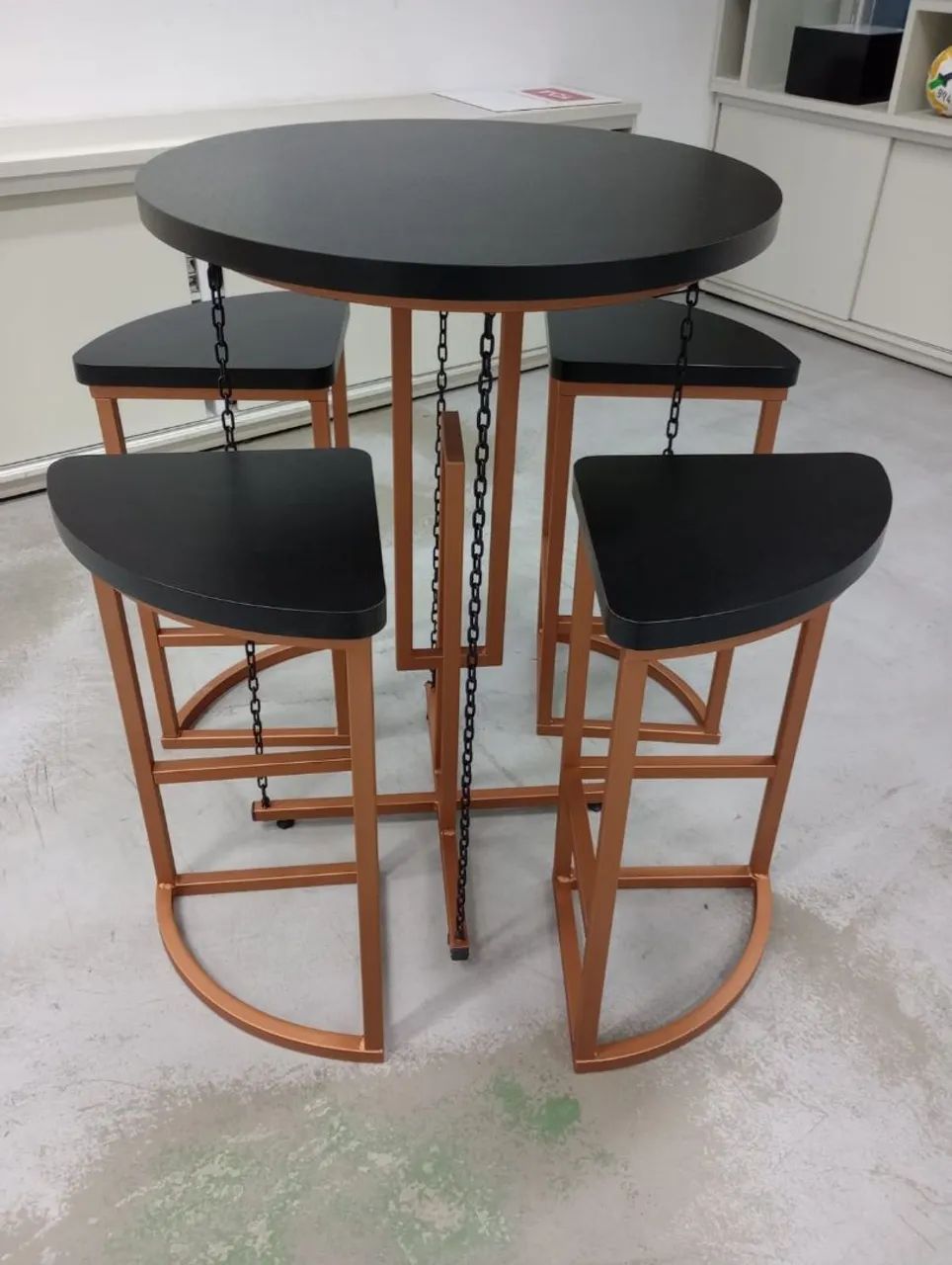 Mesa Bistrô com 4 banquetas, peça única e exclusiva 70x70  - Foto 4