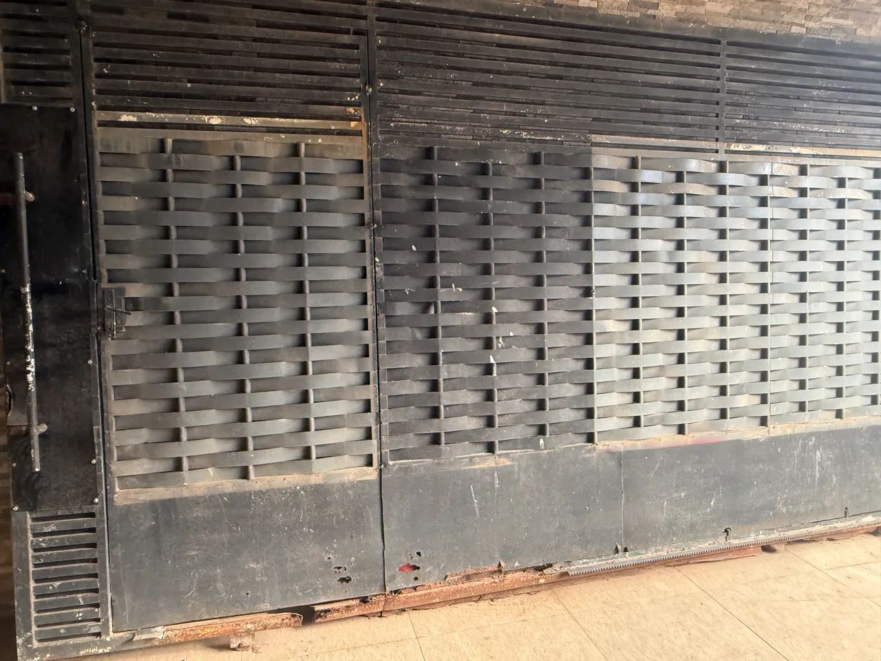 Large used gate65104470153346121