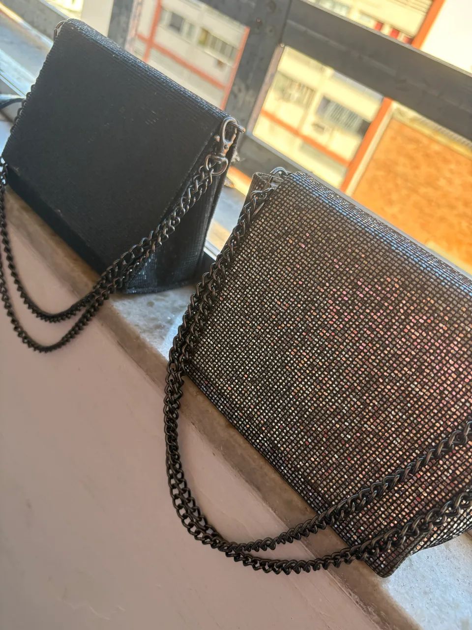 Bolsa prata e bolsa preta 