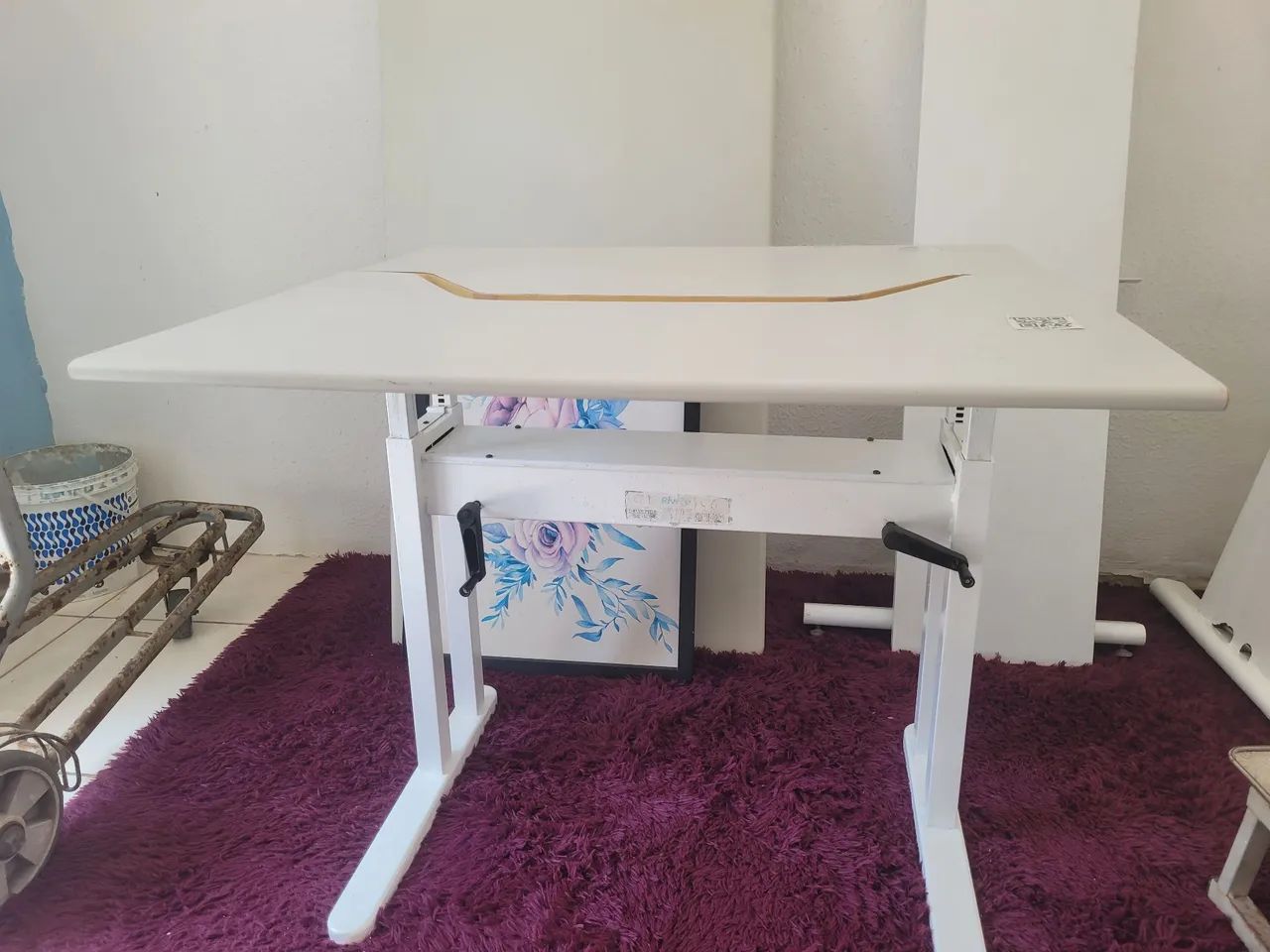 Mesa para computador com regulagem de altura 