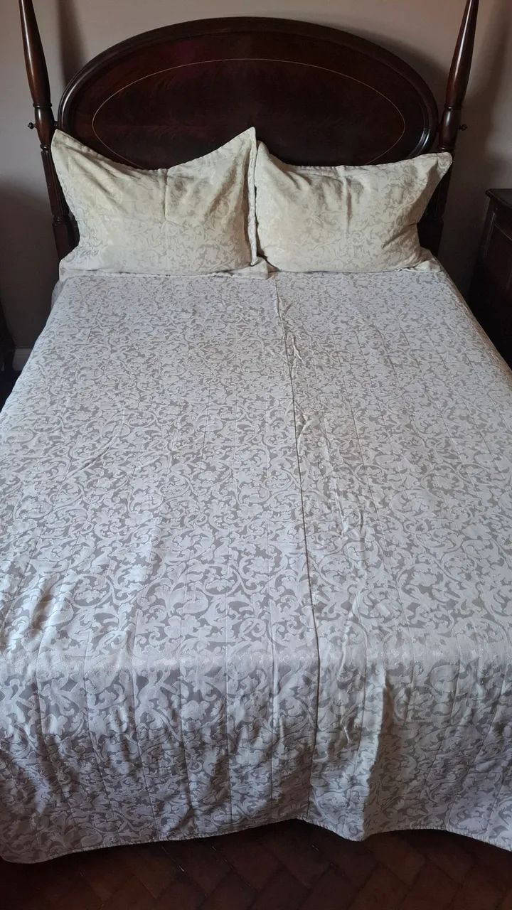 Colcha de casal com duas fronhas, tecido de cetim devo?é