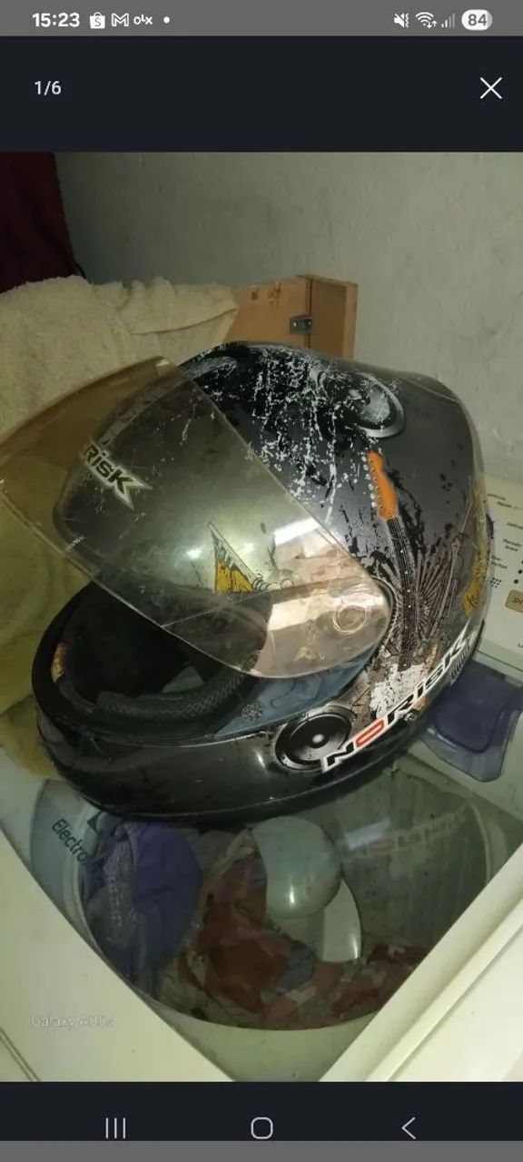 Capacete usado com um lado da viseira solta