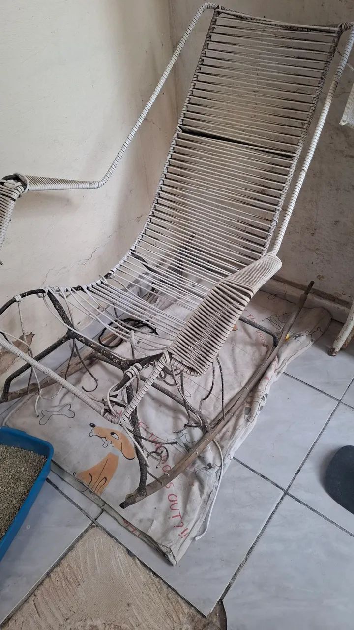 Vendo cadeira de balanço de ferro maciço - Foto 3