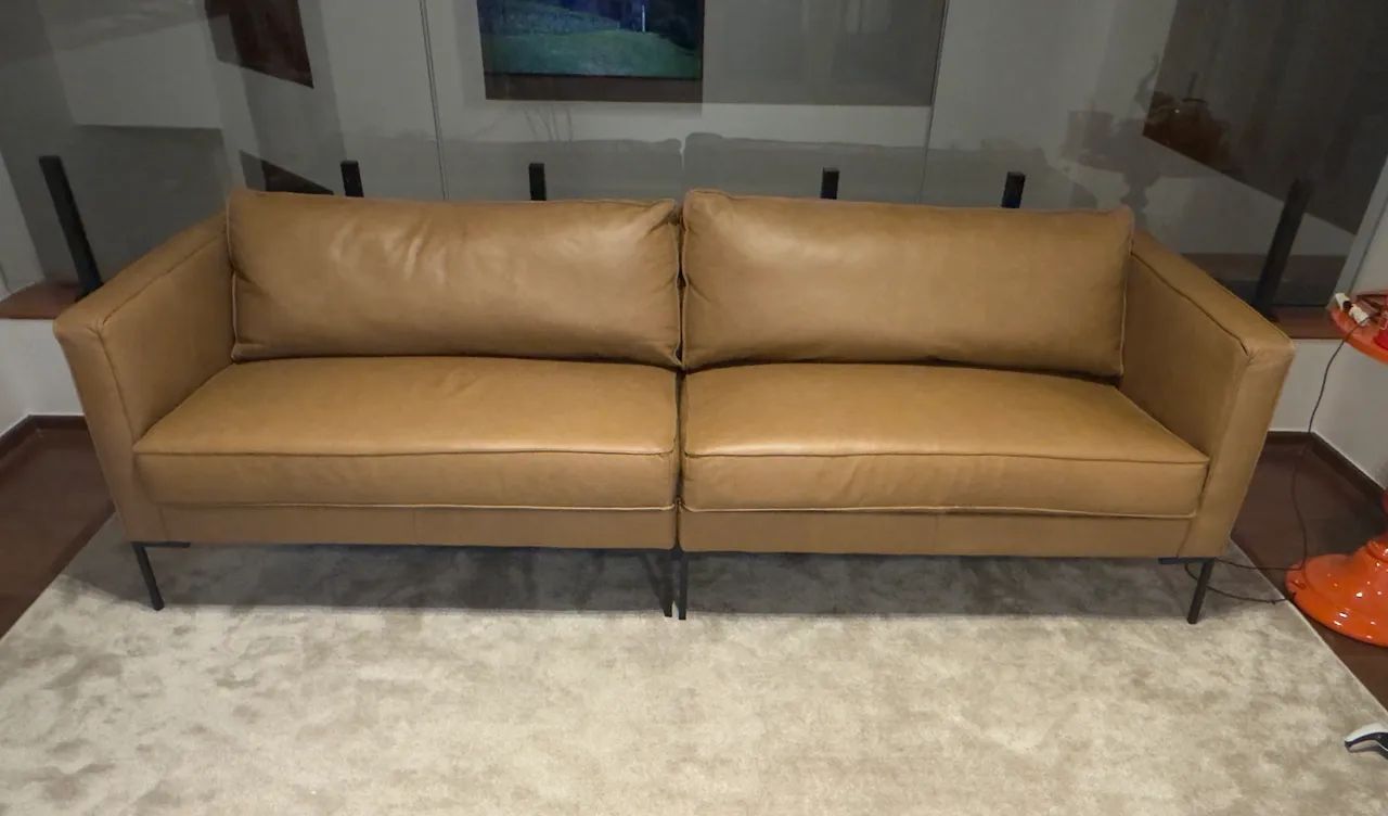 Sofá de couro - Novíssimo 