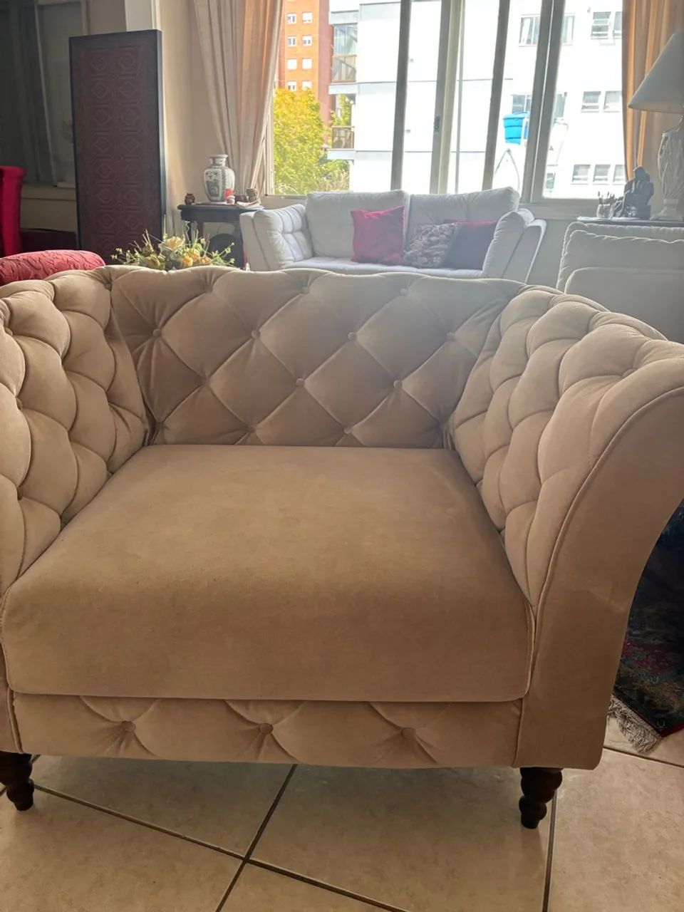 Poltrona sofisticada de veludo capitonê  - Foto 4