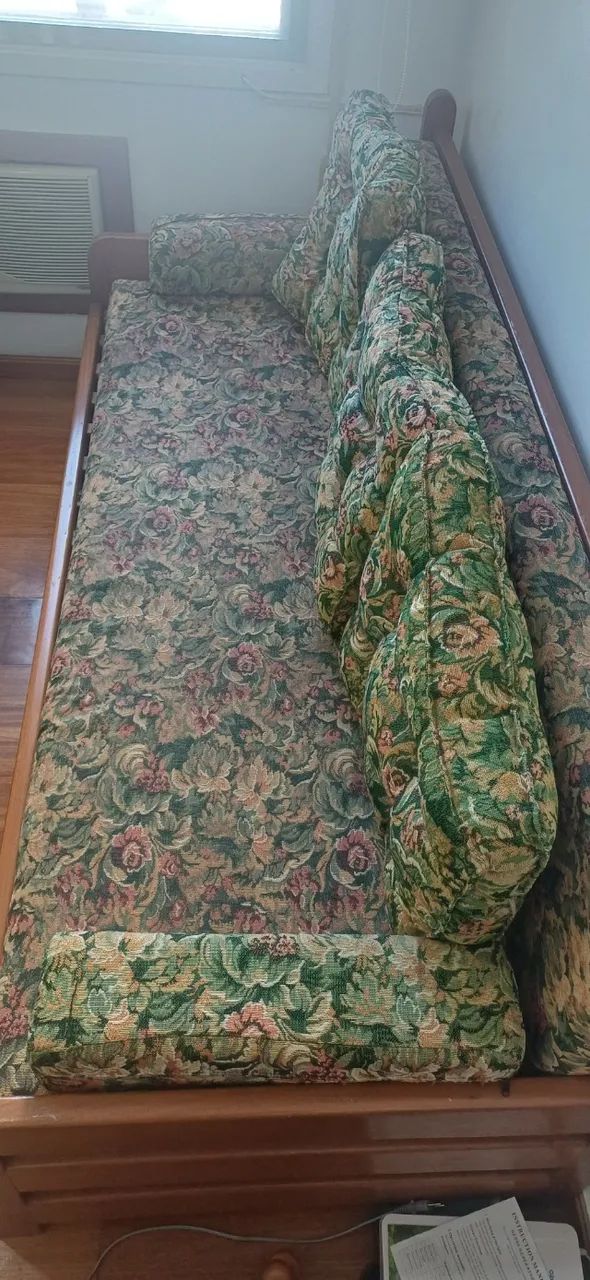 Sofa cama madeira maciça com duas gavetas  - Foto 2