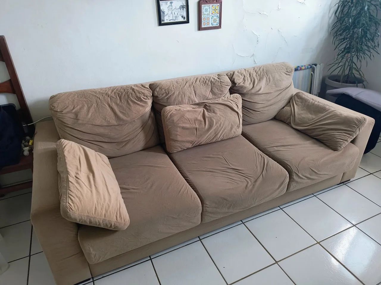 Vendo Sofá Cama de 3 Lugares em Suede Bege - Foto 3