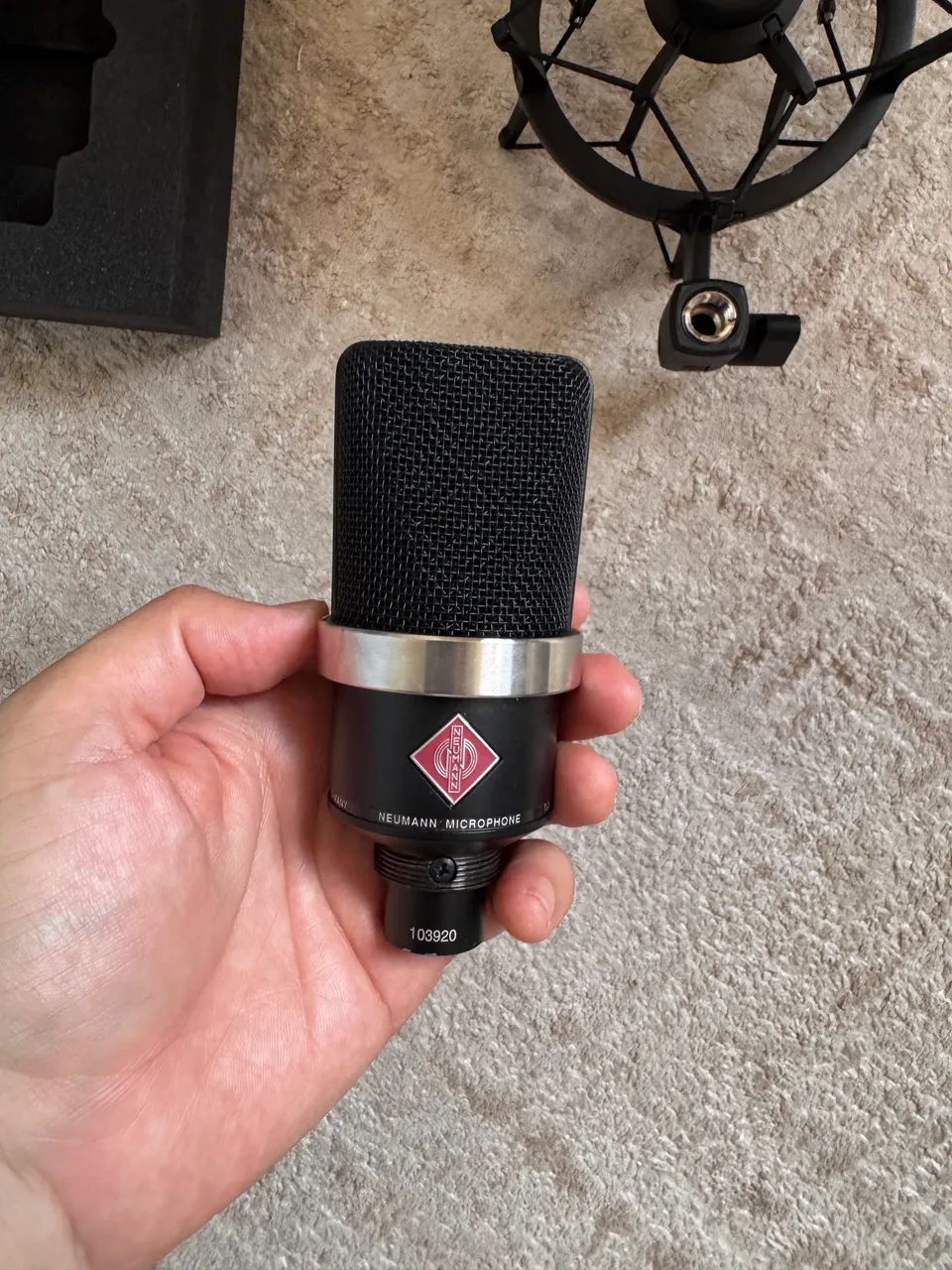 microfone Neumann TLM 102 edição limitada em preto