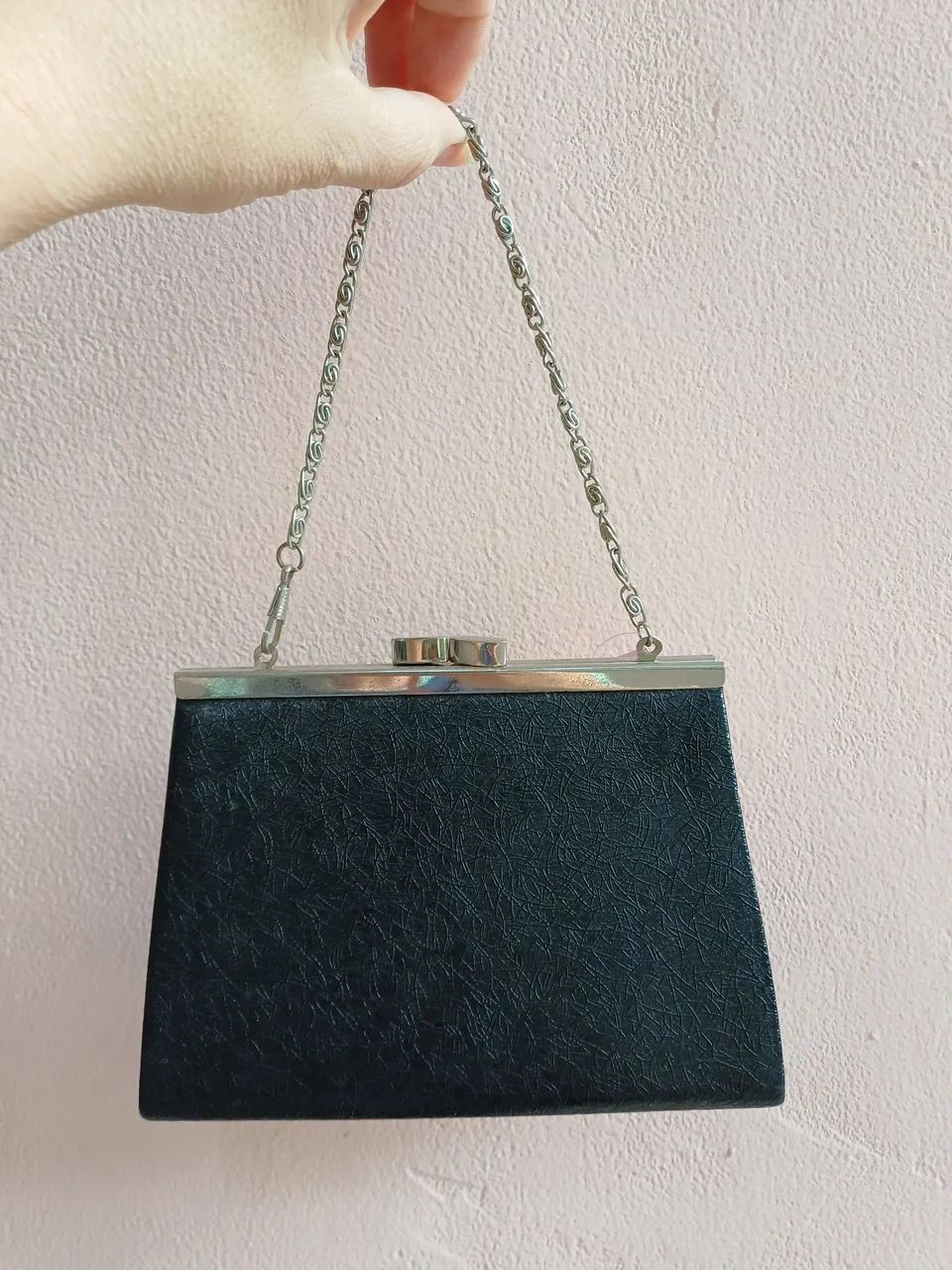 Bolsa de mão com alcinha de corrente. 