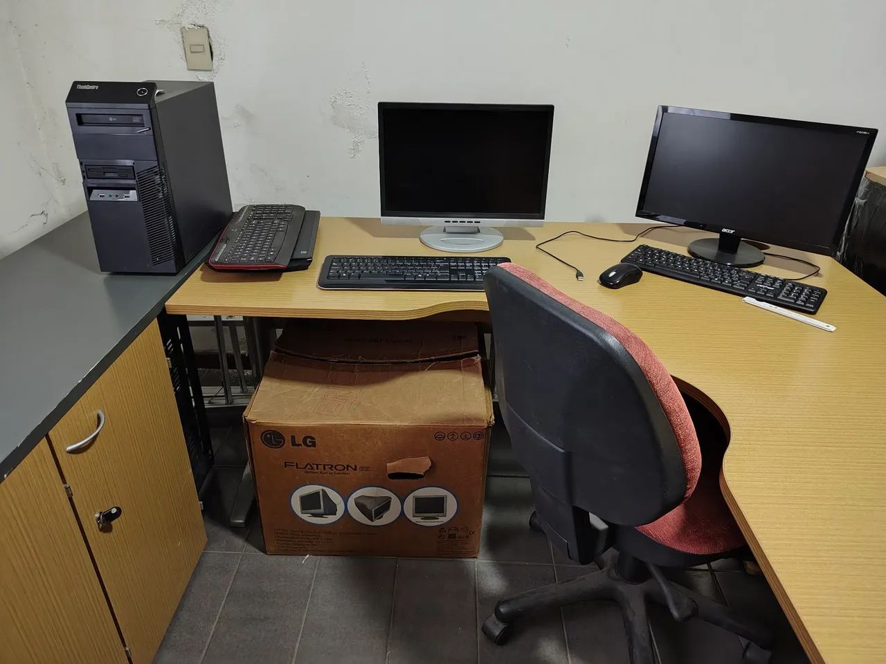 Mesa escritório em L com armário  - Foto 2