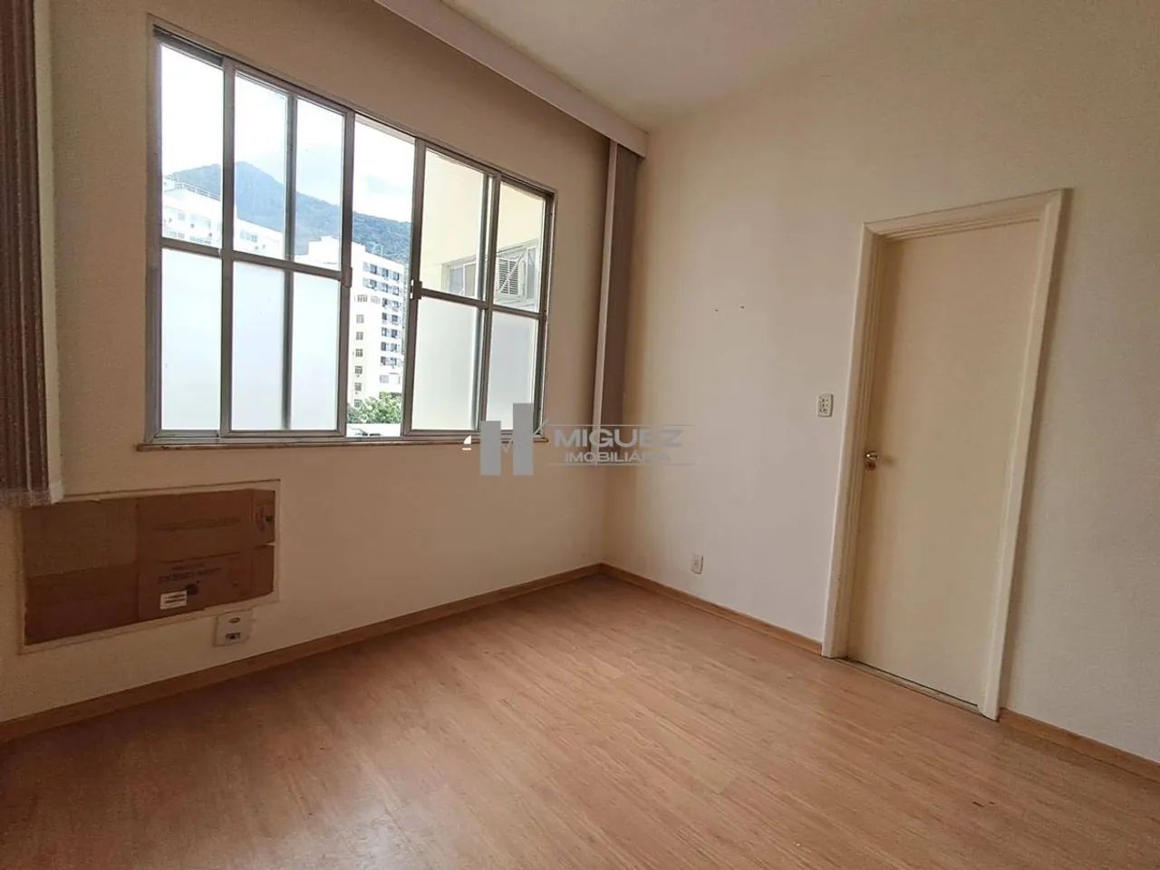 Á Venda Sala Comercial, Debruçada a Praça Saens Pena e Colada a Estação de Metrô - Foto 3