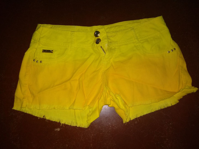 short amarelo jeans