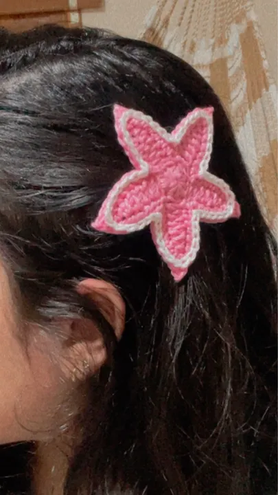 Presilha de cabelo em formato de estrela do mar crochê
