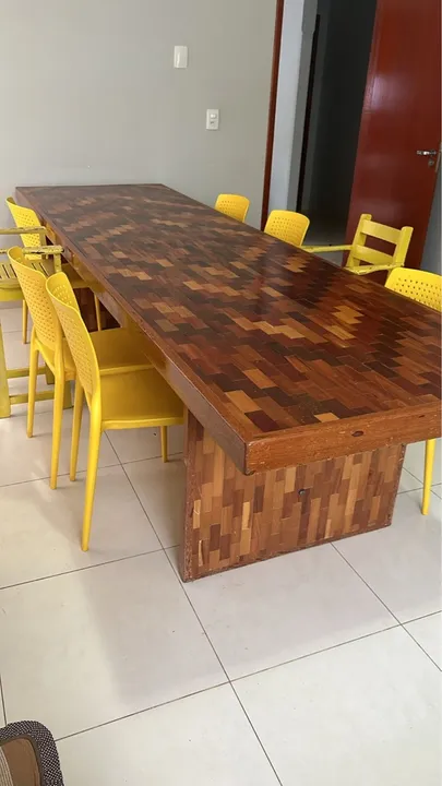 Mesa de Jantar de Madeira Maciça