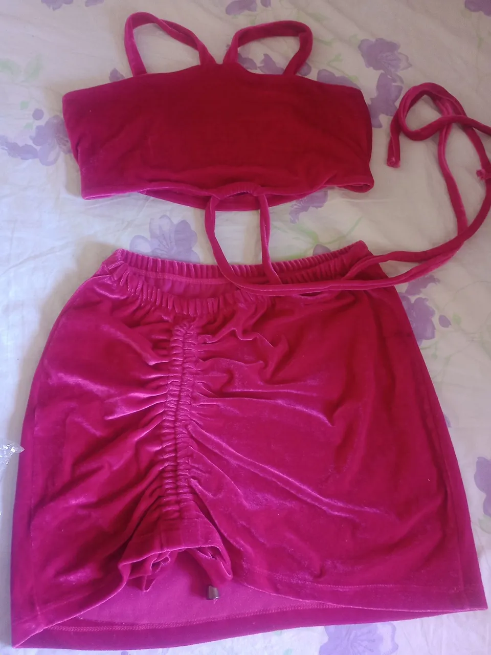 Conjunto cropped e saia de veludo em três cores