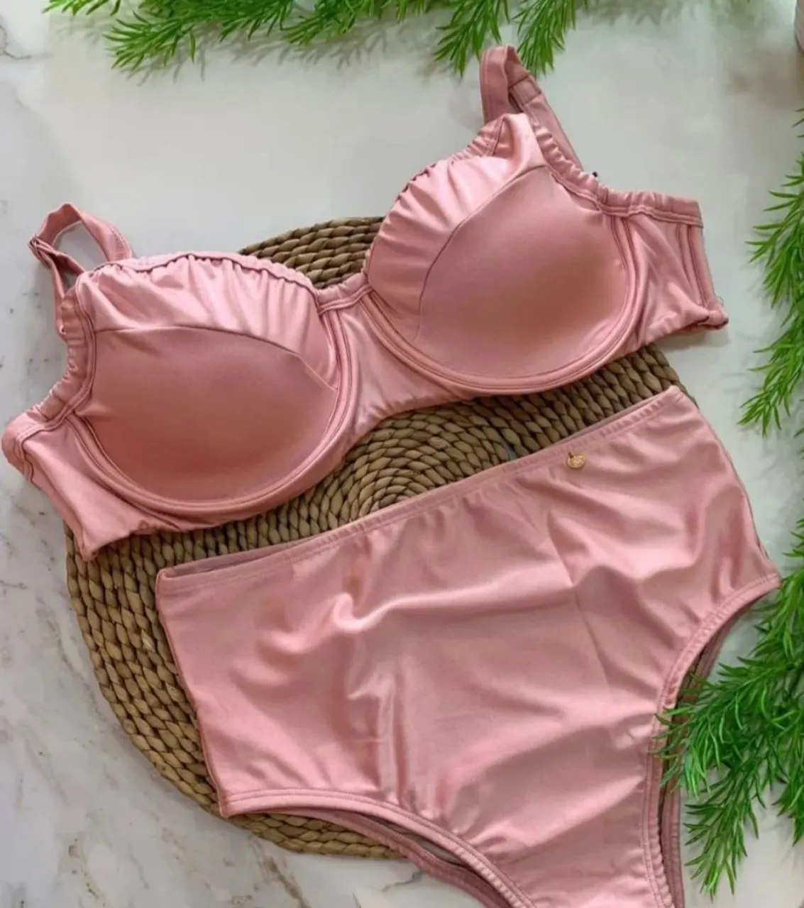 Conjunto de lingerie rosa acetinada