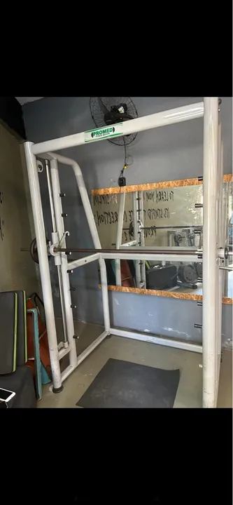 Máquina de musculação Agachamento Smith ou guiado
