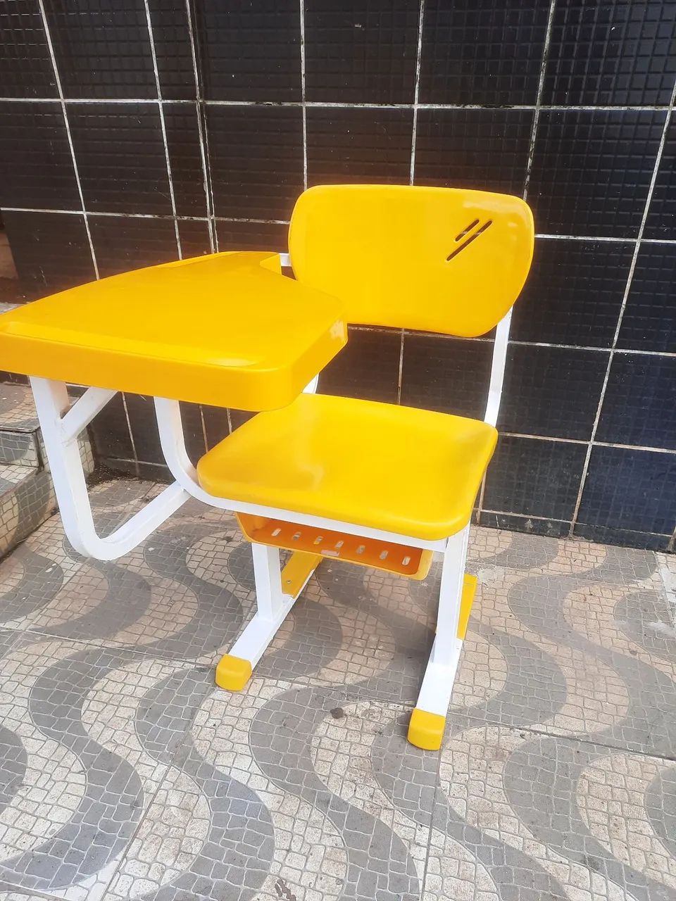 Cadeira escolar amarela com mesa - Foto 2