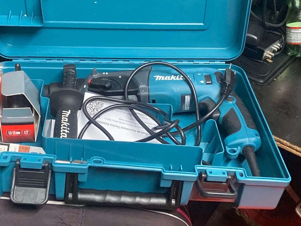 Furadeira Makita com acessórios