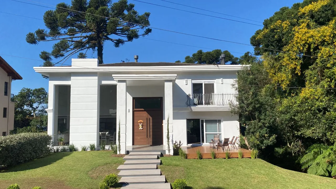 Casa a venda no condomínio Quinta da Serra em Canela - RS, com 4 suítes e 450m2