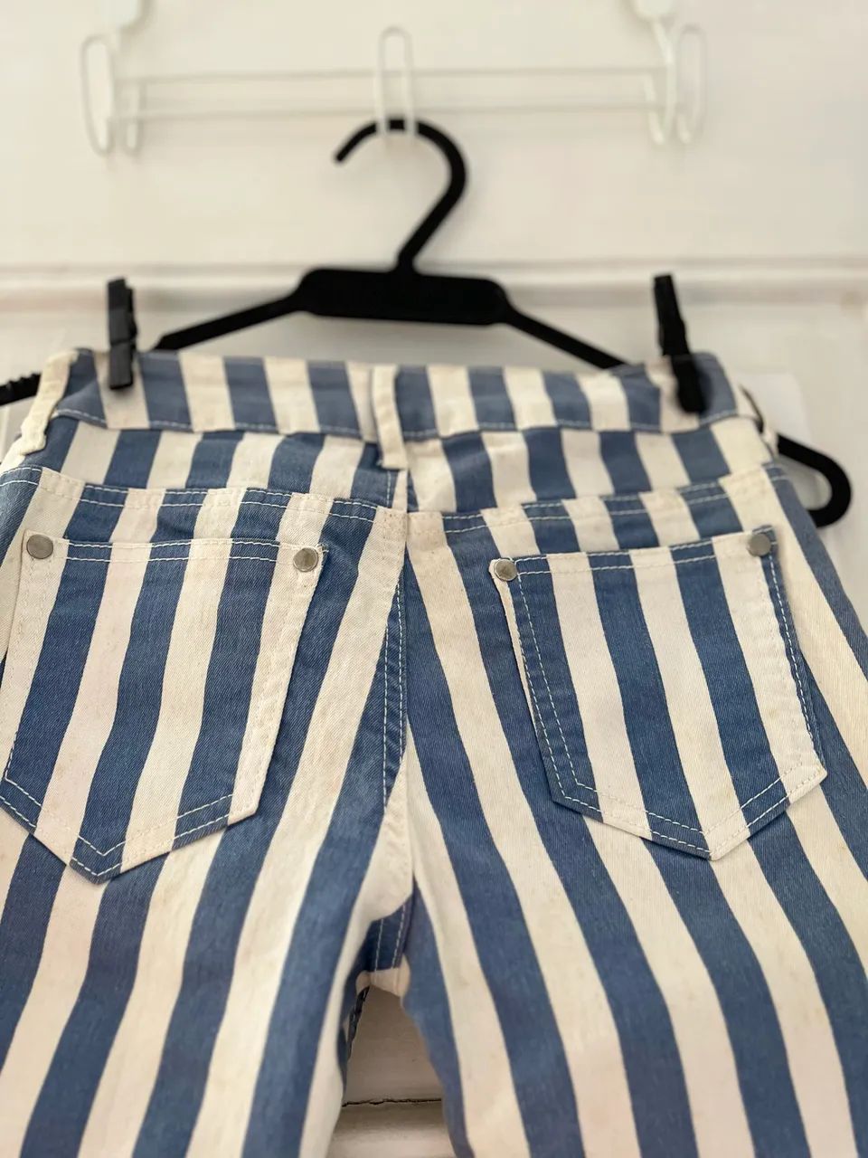 Calça lista branca e azul claro forever 21 tamanho pp