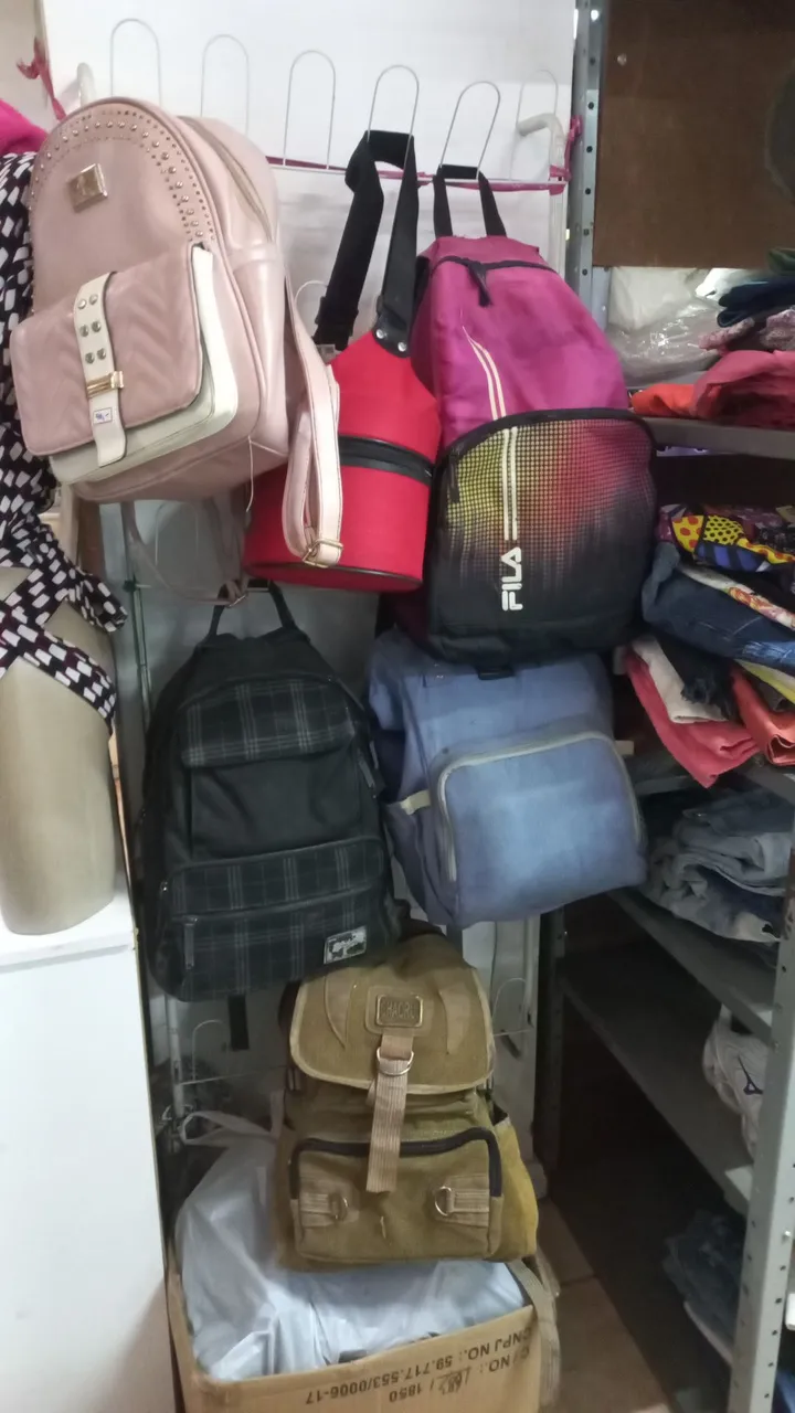 Mochilas de diversos modelos e marcas
