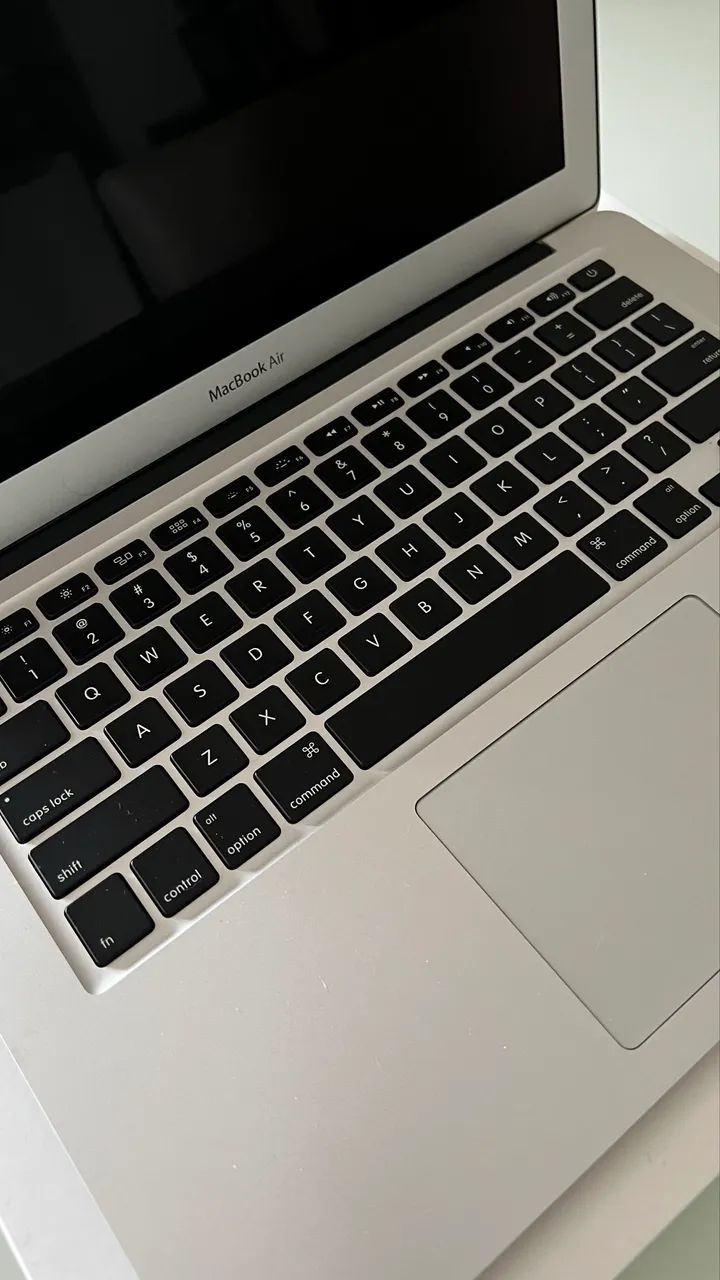 MACBOOK AIR APPLE COM INTEL CORE 15 DUAL CORE 8GB 128GB SSD 13" PRATA -