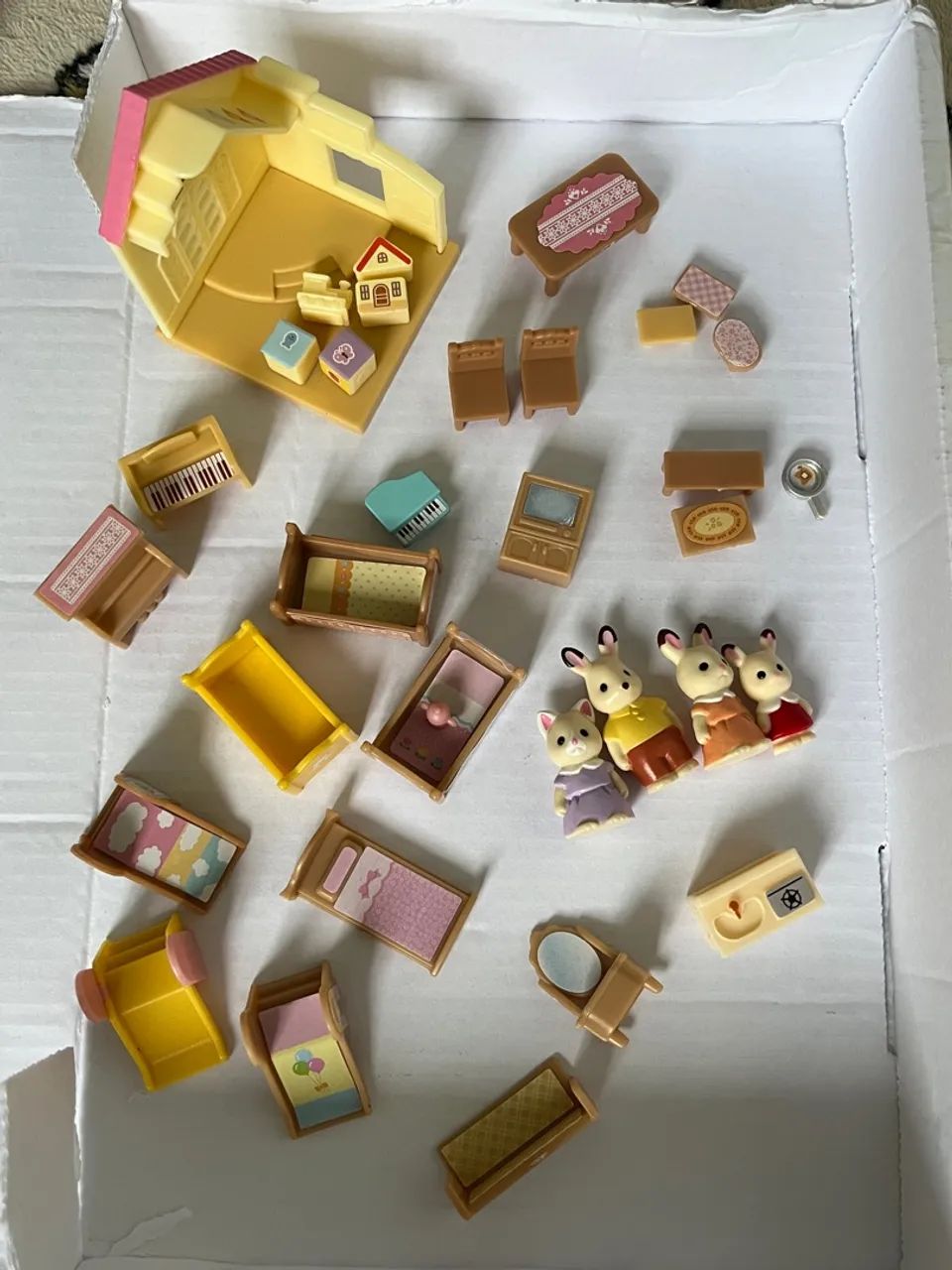 Sylvanian Families Mini Kit mobília + Miniaturas 