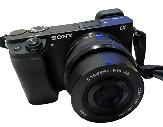 Sony Alpha a6300 com lente Sony 16-50mm OSS - Câmeras e Filmadoras