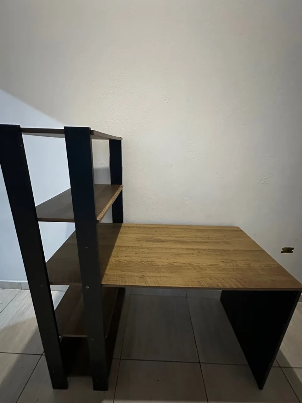 Escrivaninha com prateleira em ótimo estado