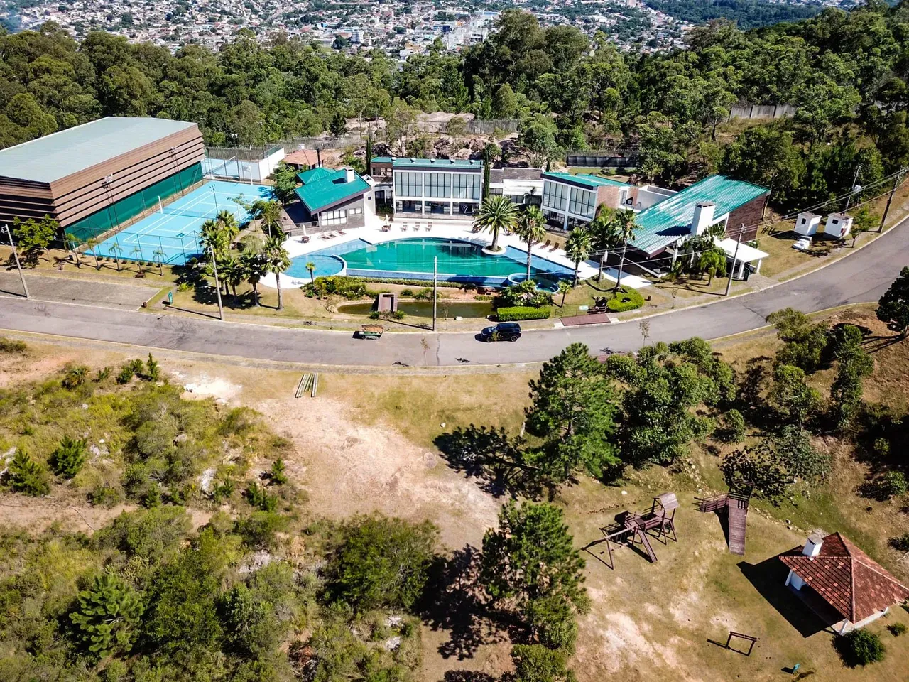 lote 1005m2 em condomínio fechado de alto padrão com infraestrutura de resort pronto para