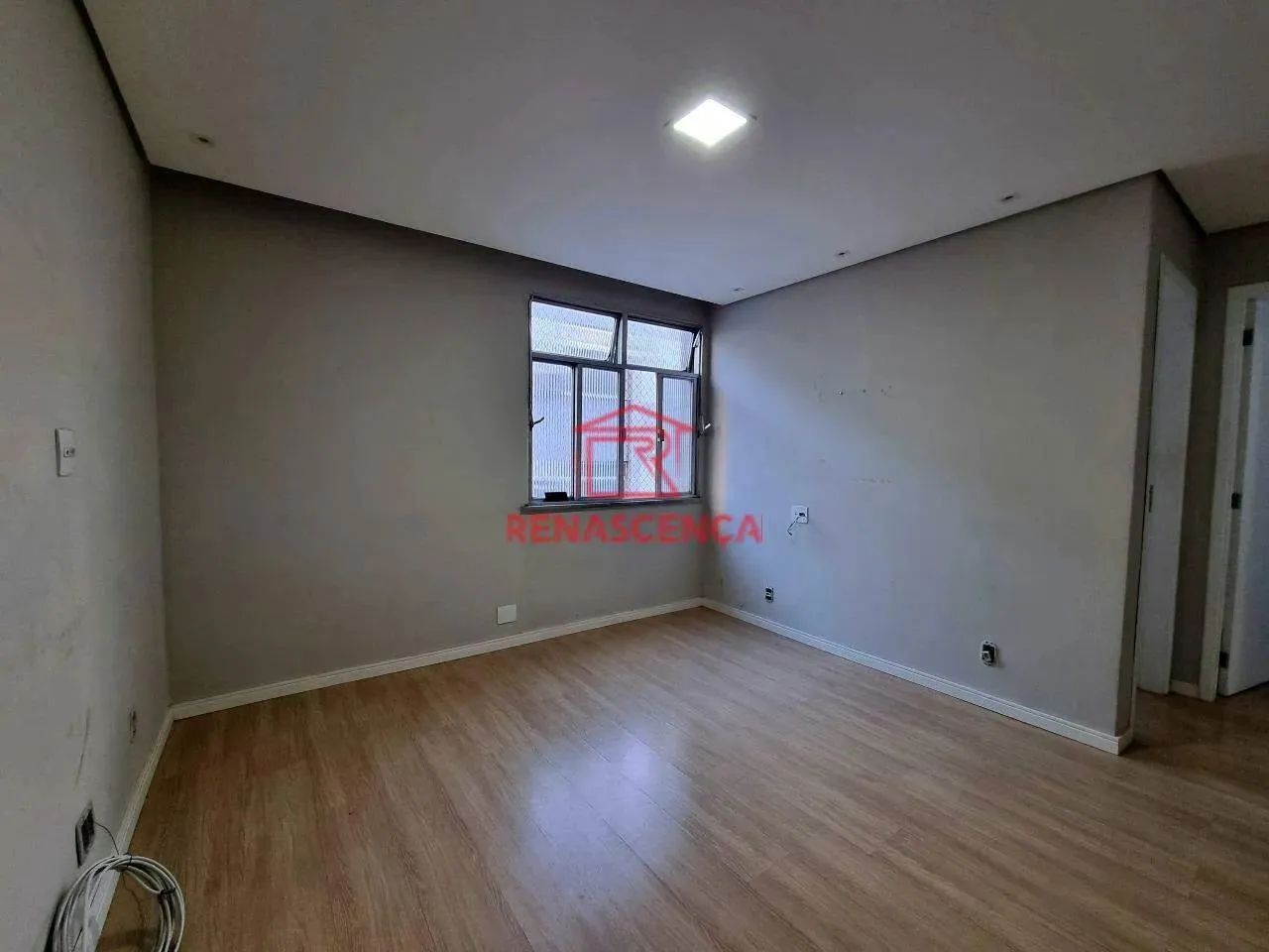 Apartamento com 2 Quartos na rua da Portela!