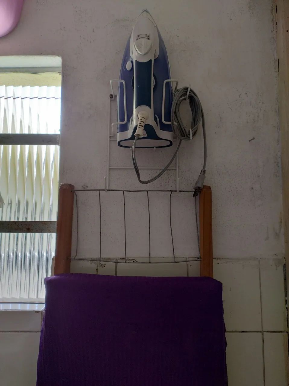 Ferro a vapor e tábua de passar roupa - Foto 4